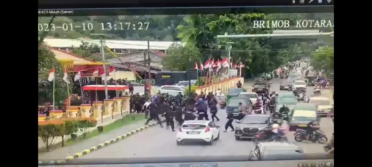 Jayapura Mencekam, Orang...