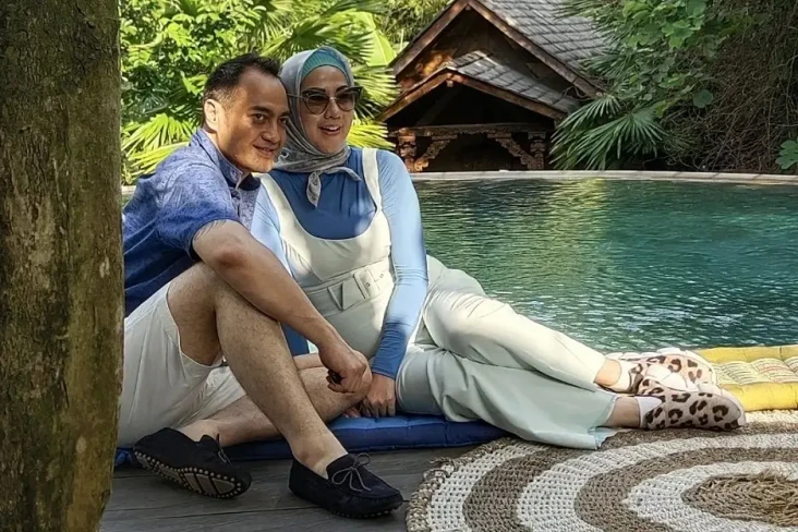 Venna Melinda Menangis,...