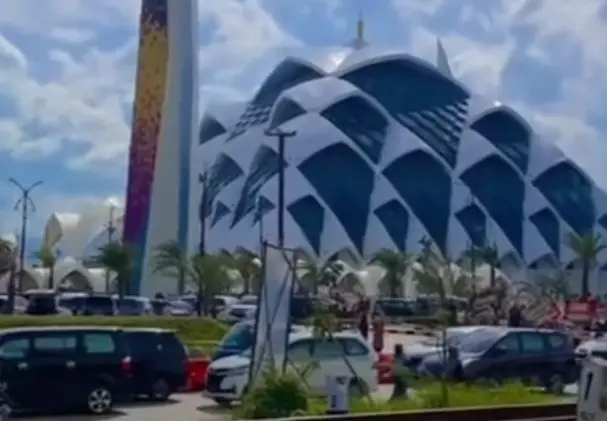 Di Balik Kemegahan Masjid...