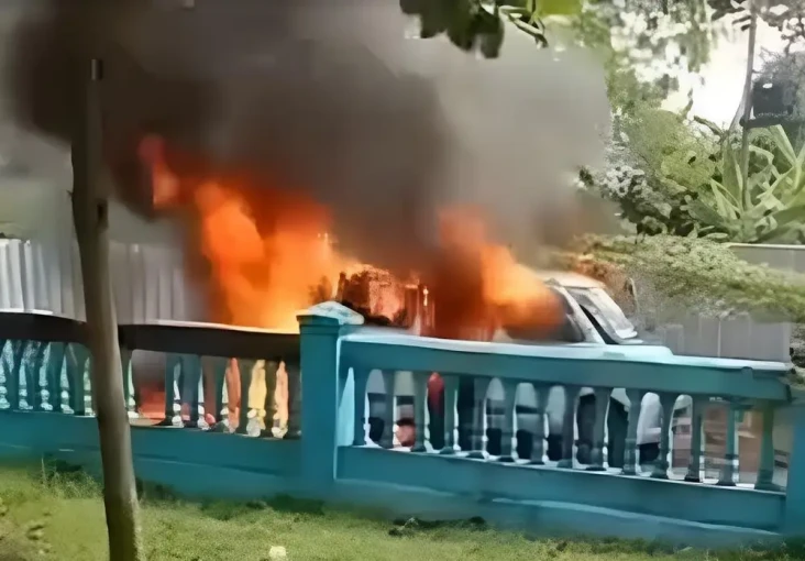 Mobil Eskrim Terbakar...