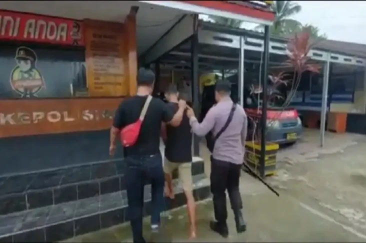 Ancam Warga dengan Samurai,...
