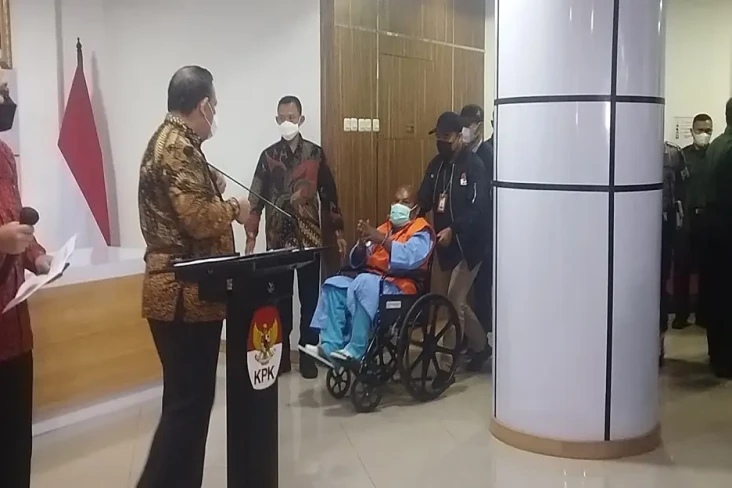 KPK Tahan Lukas Enembe,...
