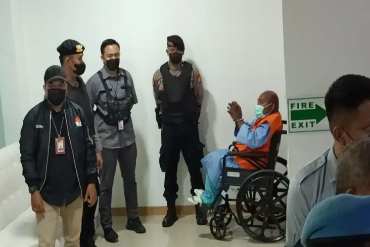 Duduk di Kursi Roda...