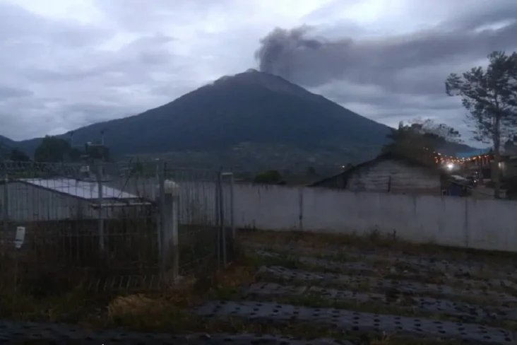 Gunung Kerinci Erupsi,...
