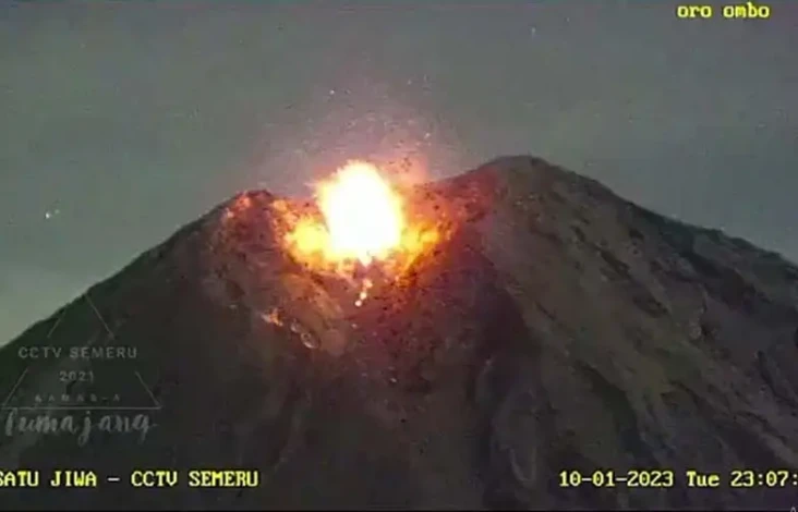 Gunung Semeru Muntahkan...