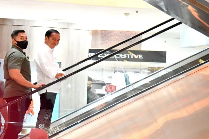 Malam-malam Jokowi Blusukan...