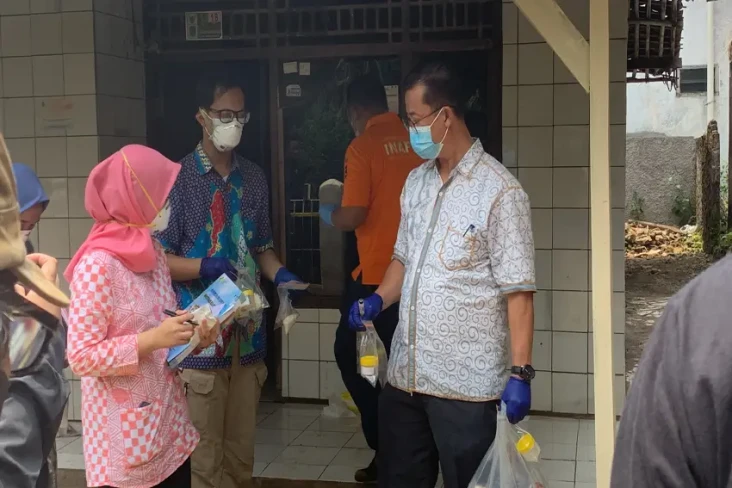 Sekeluarga di Bekasi...