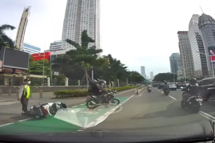 Terjatuh di Jalur Sepeda,...
