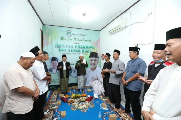 Santri Bagikan Karpet...