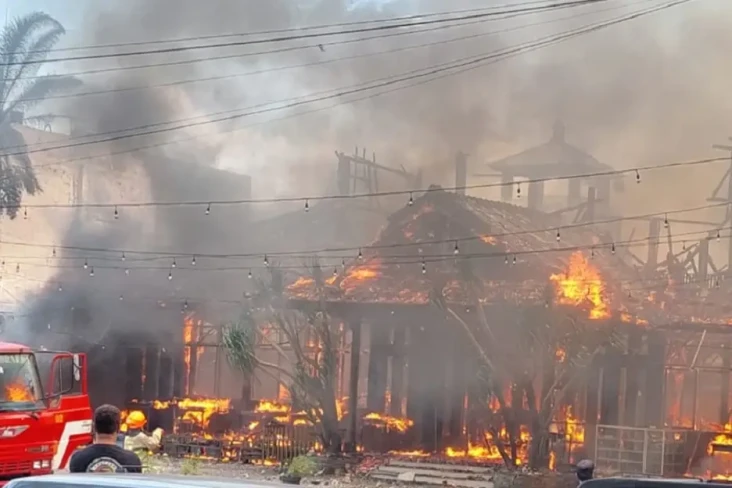 2 Rumah Makan Terbakar...