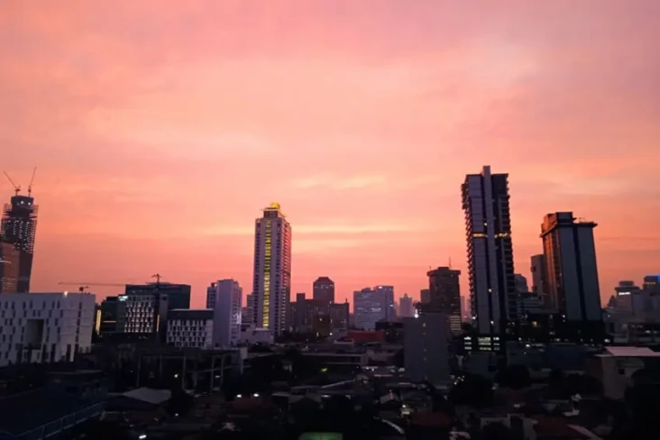 Senja di Langit Jakarta...