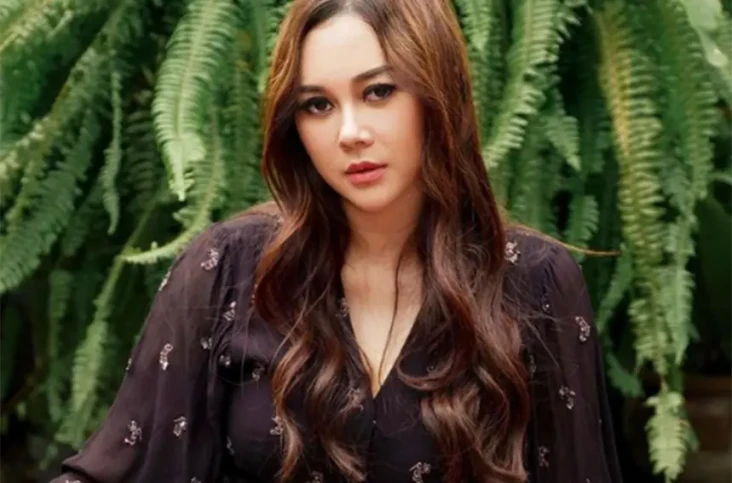 2 Tahun Menjanda, Aura...