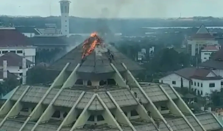 Viral Atap Masjid Raya...