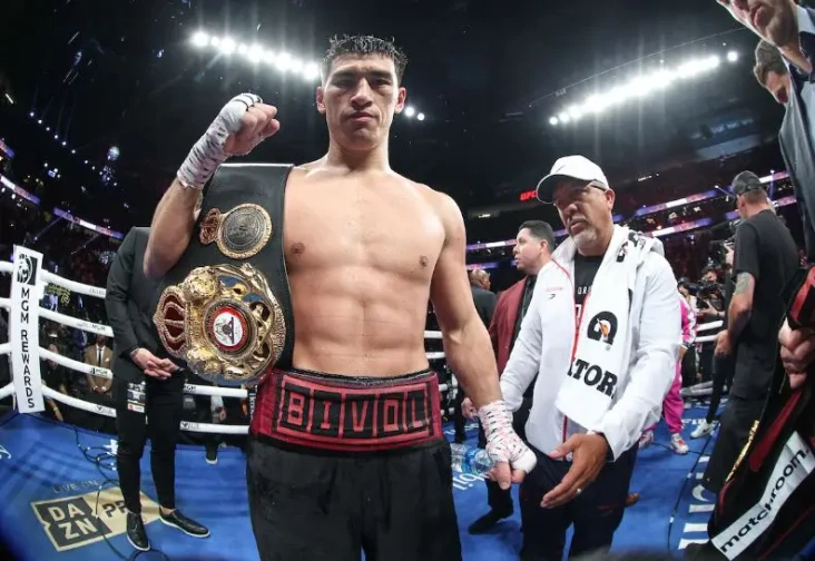 Dmitry Bivol Kalahkan...