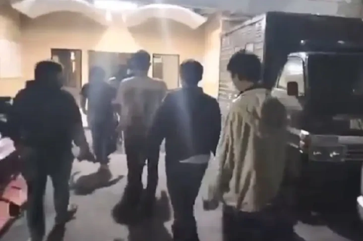 4 Pelempar Bom Molotov...