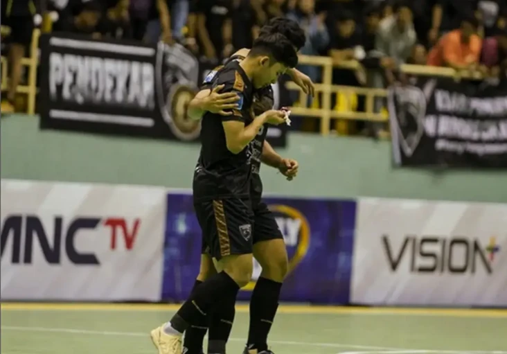 Kalahkan Black Steel,...