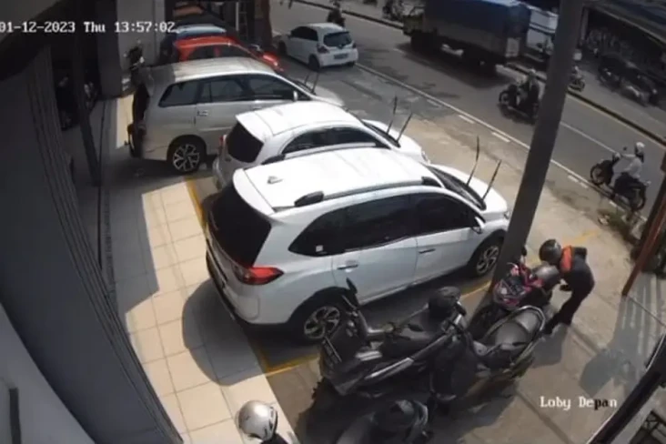 Terekam CCTV, Pasangan...