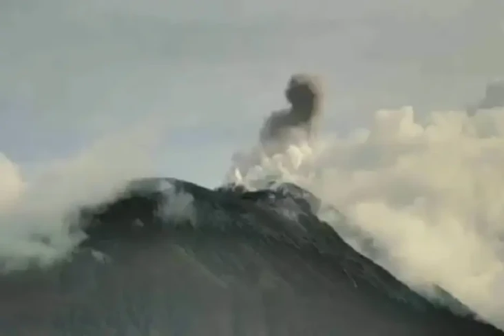 Gunung Ile Lewotolok...