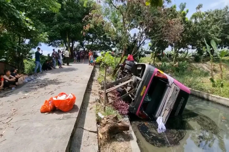 Bus Rombongan Hajatan...