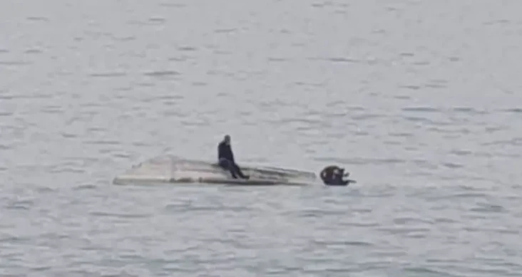 Perahu Terbalik di Danau...