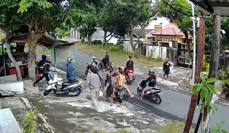 Serangan Brutal Belasan...