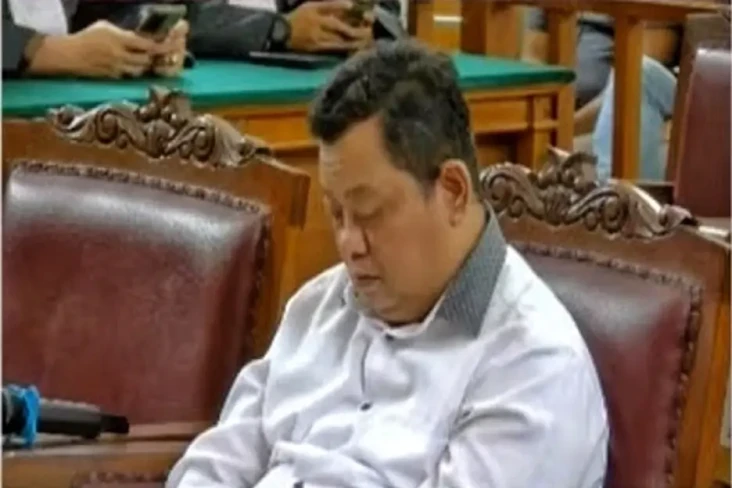 Kuat Maruf Tertunduk...