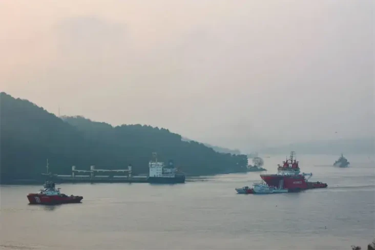 Kapal Kargo Pengangkut...