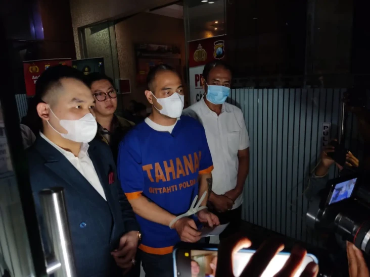 Kenakan Baju Tahanan,...
