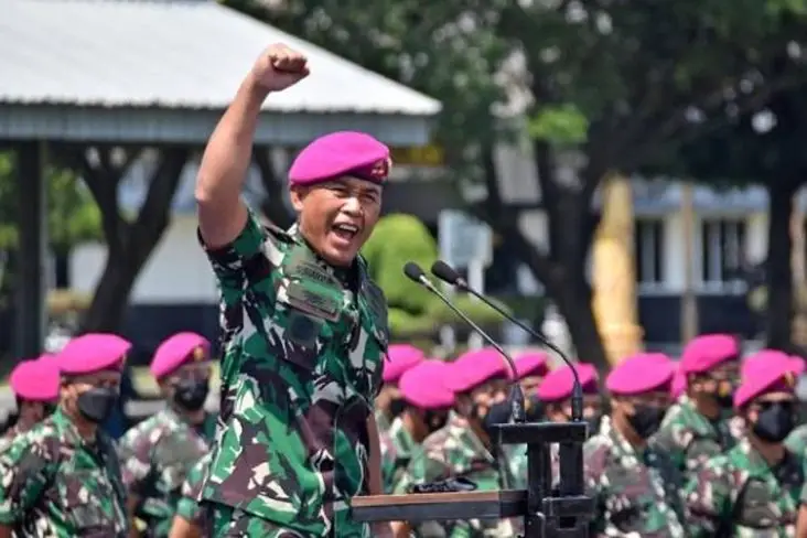 7 Komandan Korps Marinir...