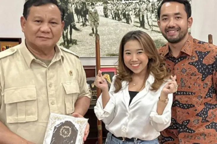 Kiky Saputri Antar Undangan...