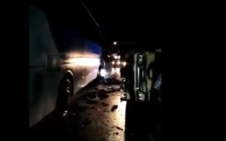 Tabrakan Bus dan Truk...