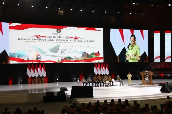 Kemendagri Kumpulkan...