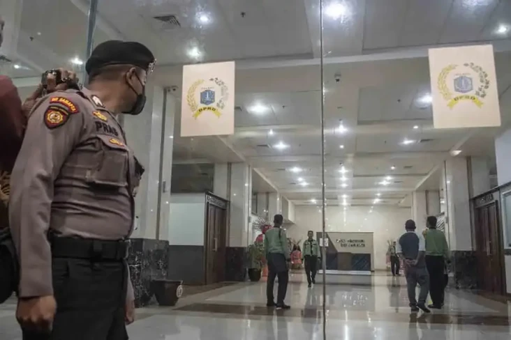 KPK Geledah Ruangan...