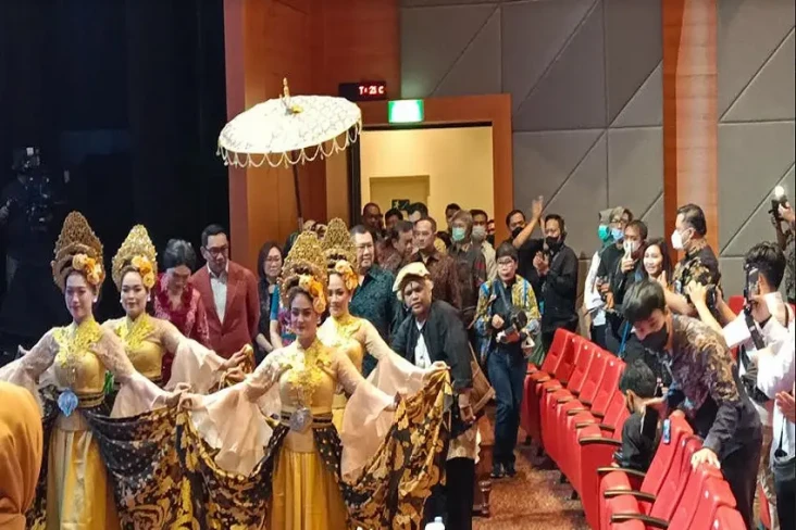Hadiri Wisuda Pertama...
