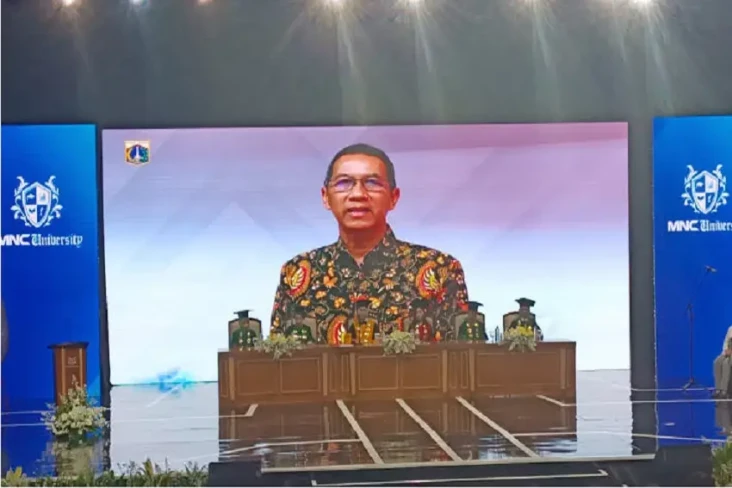Hadiri Wisuda Pertama...