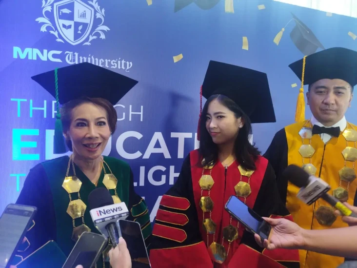 Gelar Wisuda Perdana,...