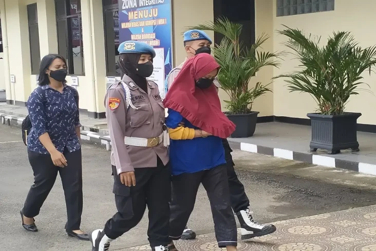 Sadis! Mahasiswi Buang...
