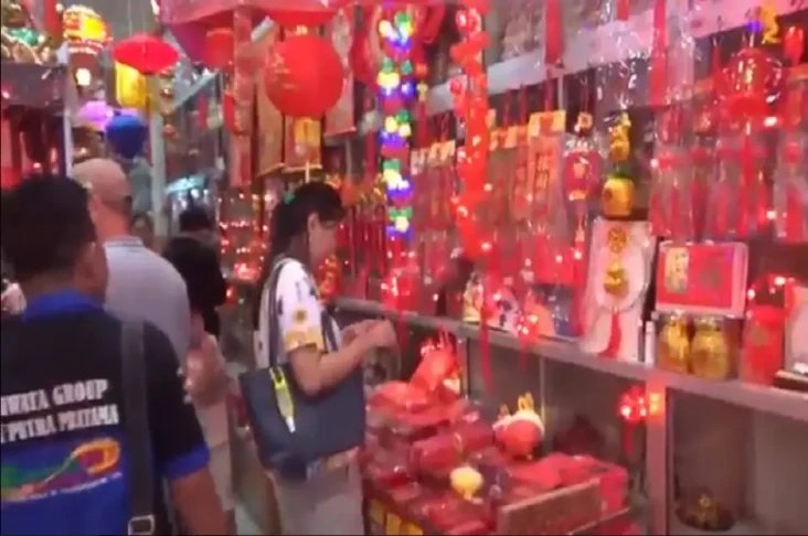 Warga Makassar Berburu...