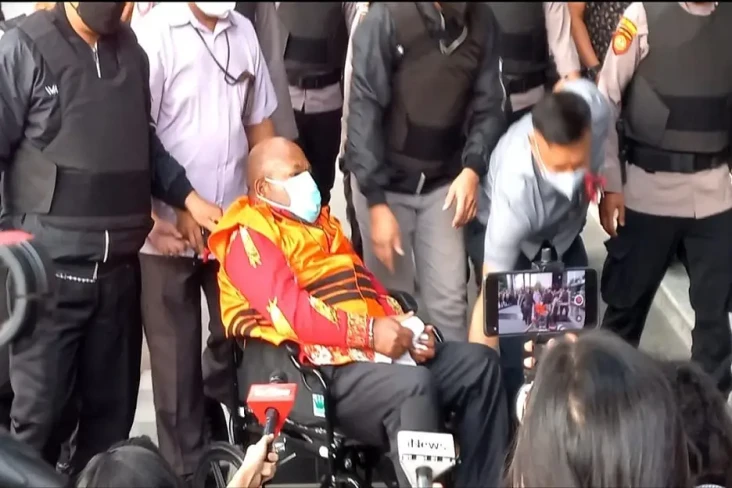 KPK Periksa Istri dan...