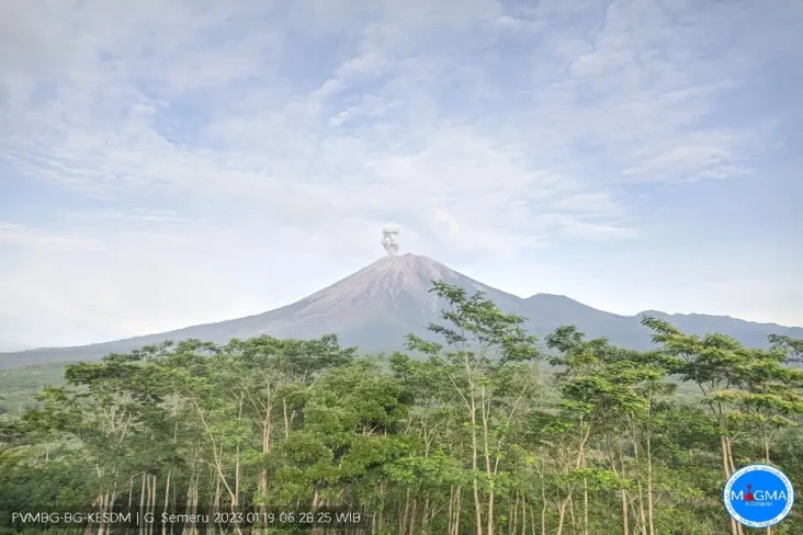 Gunung Semeru Erupsi...