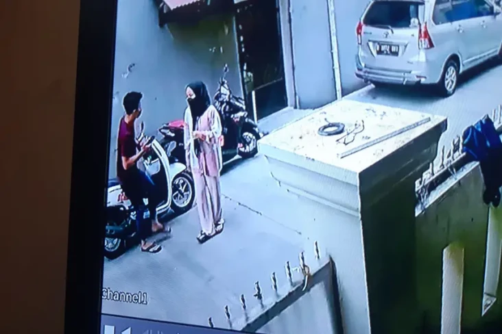 Pura-pura Pacaran, Sejoli...
