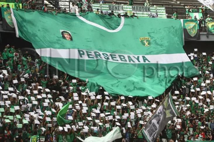 Jatuh dari Tribun Stadion...