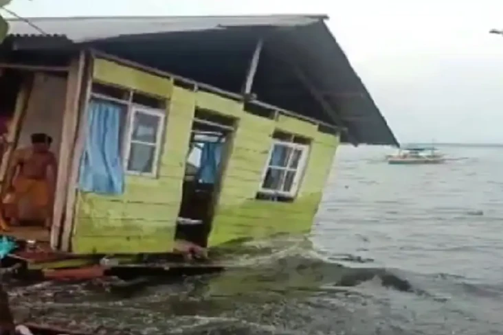 Diterjang Banjir Rob...