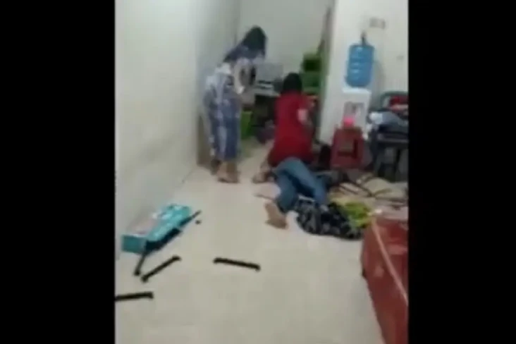 Kocak, Pemuda Dihajar...