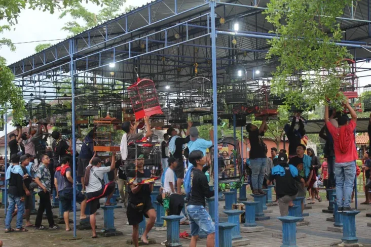 Ratusan Warga Ramaikan...