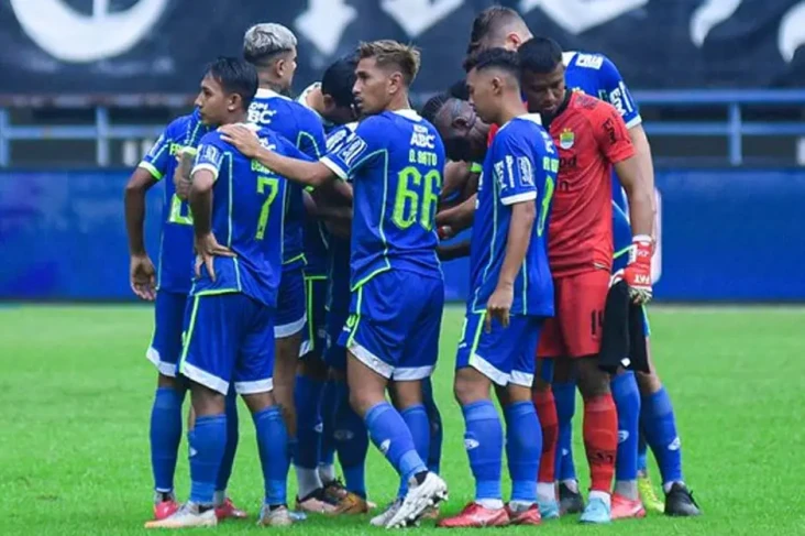 Madura United vs Persib...