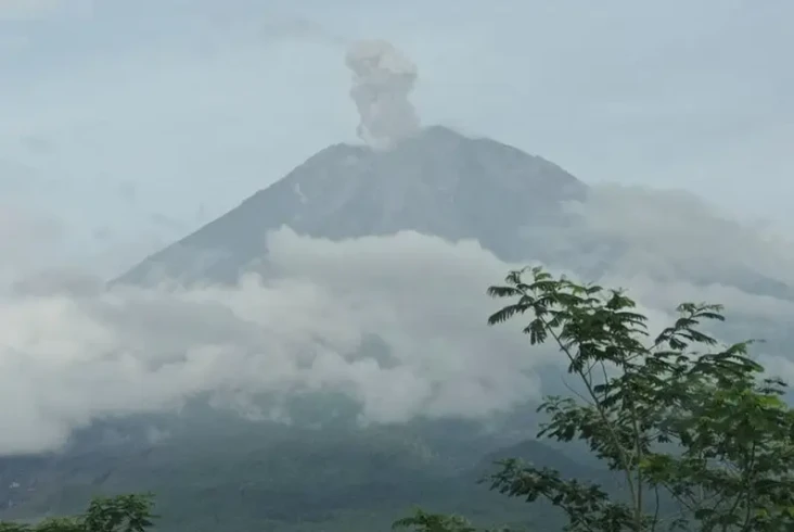 Gunung Semeru Erupsi,...