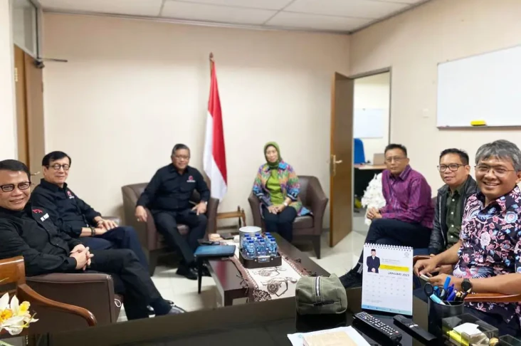 Temui Dewan Pers, PDIP...