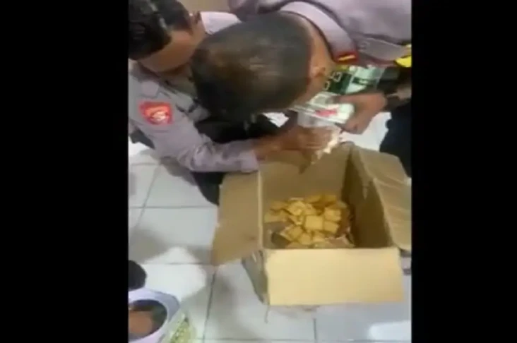 Hendak Naik Kapal di...
