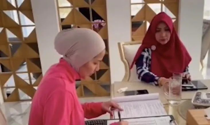 Venna Melinda Jalani...